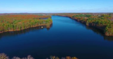 Ashland Reservoir hava görüntüsü ve Ashland State Park 'ta sonbahar yeşillikleri Massachusetts MA, ABD. 