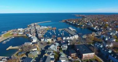 Rockport Harbor ve Motif 1 numaralı hava görüntüsü Rockport, Massachusetts MA, ABD. Bu bina 1840 'da inşa edilmiş bir balıkçı kulübesi ve şimdi New England deniz yaşamının en ünlü sembolü..