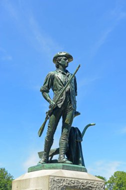 Concord, Massachusetts MA 'nın tarihi şehir merkezinde Minute Man Ulusal Tarihi Parkı' nda Kuzey Köprüsü 'ndeki Minute Man Heykeli, ABD. 