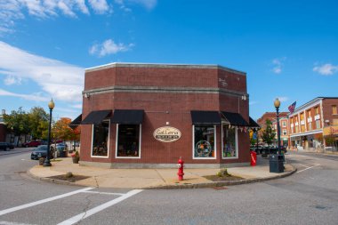 Tarihi şehir merkezi Laconia, New Hampshire NH, ABD 'deki Main Street' teki tarihi ticari binalar. 