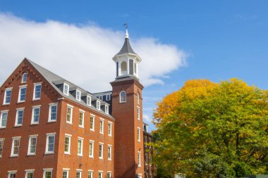 Opechee Bay Reservoir 'daki Busiel Seeburg Mill, Laconia, New Hampshire NH, ABD' deki 1 Mill Plaza 'da.. 