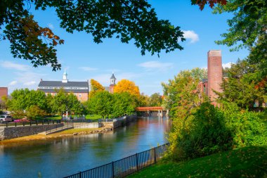 Opechee Bay Reservoir 'daki Belknap Mill, Laconia, New Hampshire NH, ABD' deki 1 Mill Plaza 'da.. 