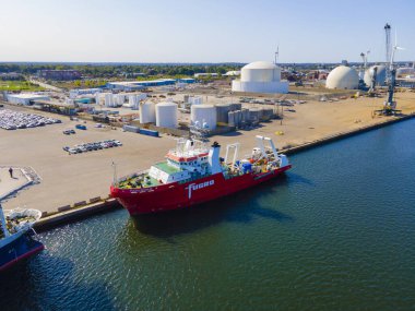 MV Fugro Brasilis, Providence, Rhode Island RI, ABD 'deki Providence Limanı' na yanaşmış son derece gelişmiş bir DP1 araştırma gemisi.. 