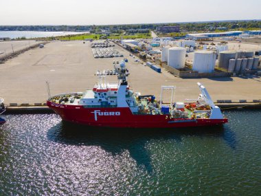 MV Fugro Brasilis, Providence, Rhode Island RI, ABD 'deki Providence Limanı' na yanaşmış son derece gelişmiş bir DP1 araştırma gemisi.. 