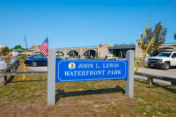 Señal John Lewis Waterfront Park Seekonk River Con Washington Bridge — Foto de Stock