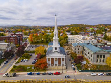 Tarihi Worcester, Massachusetts MA, ABD 'deki 90 ana caddedeki ilk Üniteryen Kilisesi hava görüntüsü.. 