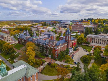 Worcester, Massachusetts MA, ABD 'de sonbahar yeşilliği ile Kutsal Haç Koleji' nde O 'Kane Hall hava manzarası. 