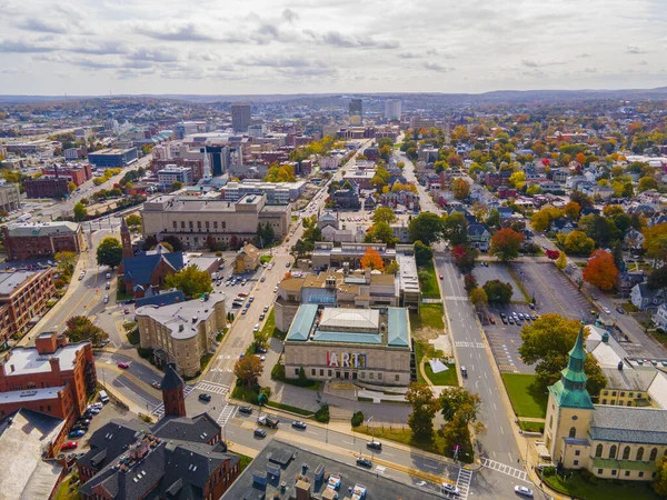 ウスター美術館の空中展望 Salisbury Street Downtownウスタースカイラインの背景にある秋のマサチューセッツ州Ma Usa — ストック写真