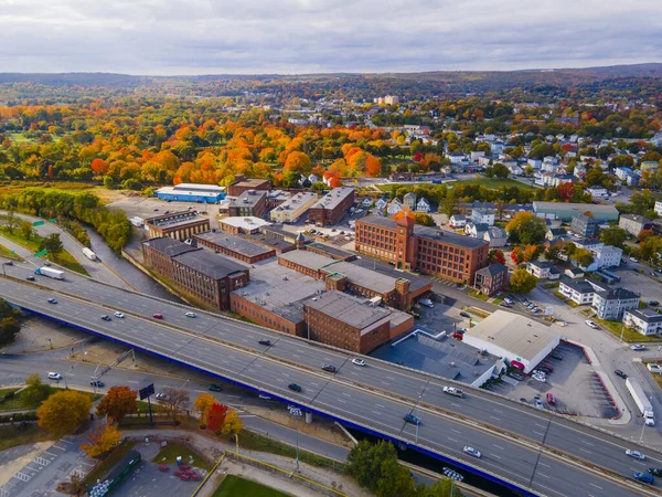 ウースター ニッティング カンパニーの建物と風景空中の景色 米国マサチューセッツ州ウースター市の紅葉 — ストック写真