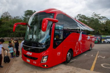 Meksika 'nın Yucatan kentindeki Chichen Itza arkeoloji sahasındaki Cancun' dan gelen Autobuses de Oriente tur otobüsü. Chichen Itza UNESCO 'nun Dünya Mirası Bölgesi.