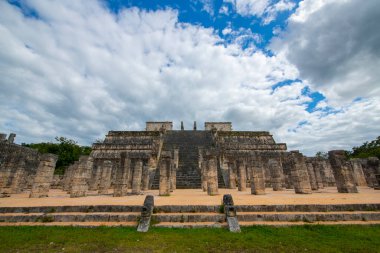 Meksika, Yucatan 'daki Chichen Itza arkeolojik sahasının merkezindeki Templo de los Guerreros Savaşçılar Tapınağı. Chichen Itza UNESCO 'nun Dünya Mirası Bölgesi.