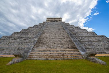 Meksika, Yucatan 'daki Chichen Itza arkeoloji sahasının merkezindeki Kukulcan El Castillo Tapınağı.. 