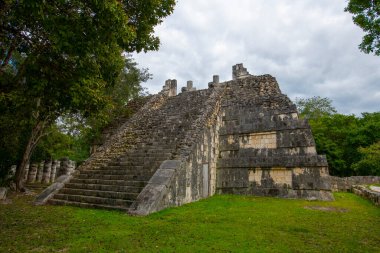 Meksika 'nın Yucatan kentindeki Chichen Itza arkeolojik sahasının merkezindeki Templo de las Grandes Mesas (Masa Tapınağı). Chichen Itza UNESCO 'nun Dünya Mirası Bölgesi.