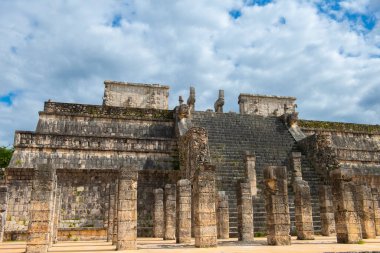 Meksika, Yucatan 'daki Chichen Itza arkeolojik sahasının merkezindeki Templo de los Guerreros Savaşçılar Tapınağı. Chichen Itza UNESCO 'nun Dünya Mirası Bölgesi.