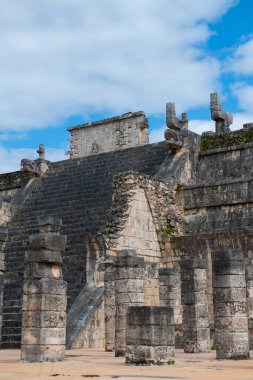 Meksika, Yucatan 'daki Chichen Itza arkeolojik sahasının merkezindeki Templo de los Guerreros Savaşçılar Tapınağı. Chichen Itza UNESCO 'nun Dünya Mirası Bölgesi.