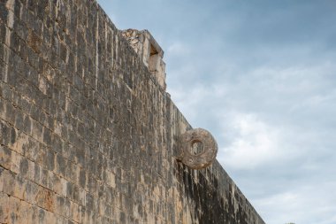 Meksika, Yucatan 'daki Chichen Itza arkeoloji sahasındaki Juego de Pelota Ball Court' da taş yüzük. Chichen Itza UNESCO 'nun Dünya Mirası Bölgesi.