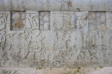 Meksika, Yucatan 'daki Chichen Itza arkeoloji sahasındaki Juego de Pelota Ball Court' ta taş oymacılığı. Chichen Itza UNESCO 'nun Dünya Mirası Bölgesi.