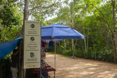 Meksika, Yucatan 'daki Chichen Itza arkeoloji sahasında yol tabelası. Chichen Itza UNESCO 'nun Dünya Mirası Bölgesi.