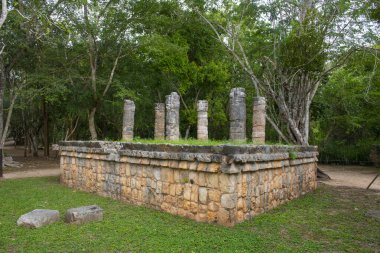Meksika 'nın Yucatan kentindeki Chichen Itza arkeolojik sahasında Tumba del Gran Sacerdote Mezarlığı. Chichen Itza UNESCO 'nun Dünya Mirası Bölgesi.