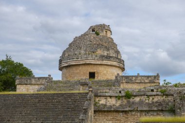 Meksika, Yucatan 'daki Chichen Itza arkeoloji sahasının merkezindeki El Caracol Gözlemevi. Chichen Itza UNESCO 'nun Dünya Mirası Bölgesi.