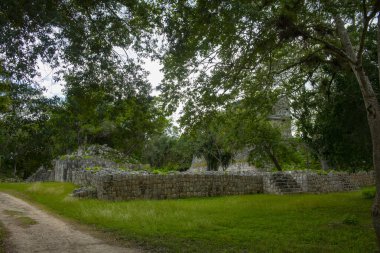 Meksika 'nın Yucatan kentindeki Chichen Itza arkeolojik sahasında Tumba del Gran Sacerdote Mezarlığı. Chichen Itza UNESCO 'nun Dünya Mirası Bölgesi.