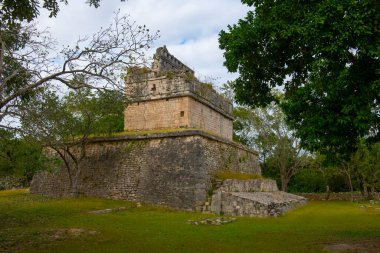Meksika, Yucatan 'daki Casa Colorada (Kırmızı Ev) Chichen Itza arkeolojik alanı. Chichen Itza UNESCO 'nun Dünya Mirası Bölgesi.