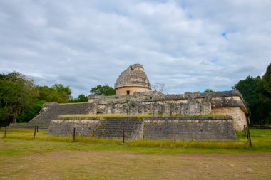 Meksika, Yucatan 'daki Chichen Itza arkeoloji sahasının merkezindeki El Caracol Gözlemevi. Chichen Itza UNESCO 'nun Dünya Mirası Bölgesi.