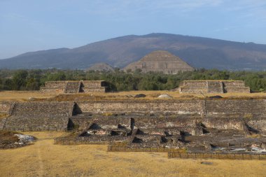 Teotihuacan 'daki Teotihuacan Bulvarı' ndan Güneş ve Ay Piramidi, Meksika Eyaleti, San Juan Teotihuacan. Teotihuacan, 1987 'den beri UNESCO' nun Dünya Mirası Bölgesi 'nde yer alıyor.. 