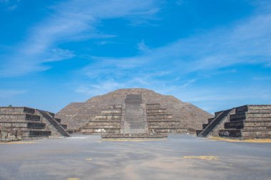 Ay Piramidi ve Teotihuacan 'daki Piramit Meydanı, San Juan Teotihuacan, Meksika Eyaleti. Teotihuacan, 1987 'den beri UNESCO' nun Dünya Mirası Bölgesi 'nde yer alıyor.. 