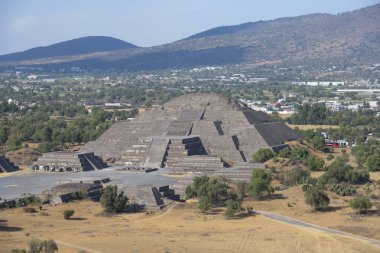 Meksika 'nın başkenti San Juan Teotihuacan' daki Güneş Piramidi 'nin tepesinden Ay Piramidi' nin havadan görünüşü. Teotihuacan, 1987 'den beri UNESCO' nun Dünya Mirası Bölgesi 'nde yer alıyor.. 