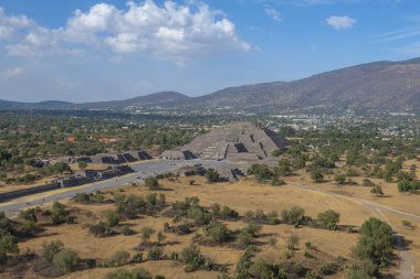 Meksika 'nın başkenti San Juan Teotihuacan' daki Güneş Piramidi 'nin tepesinden Ay Piramidi' nin havadan görünüşü. Teotihuacan, 1987 'den beri UNESCO' nun Dünya Mirası Bölgesi 'nde yer alıyor.. 