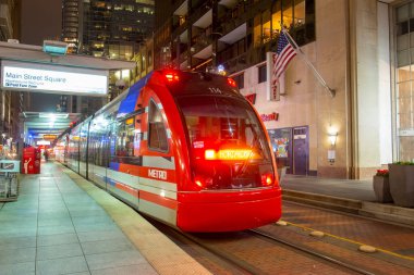 Houston METRORail araçları geceleyin ana cadde meydanında Houston, Texas TX, ABD. 