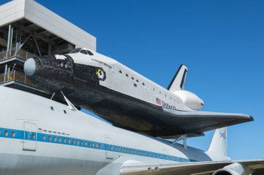 Uzay Mekiği, Houston, Teksas TX, ABD 'deki Johnson Uzay Merkezi' ndeki Independence Plaza 'da Boeing 747 Mekiği Uçak Gemisi' ne monte edildi.. 