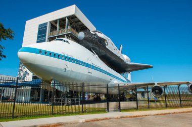 Uzay Mekiği, Houston, Teksas TX, ABD 'deki Johnson Uzay Merkezi' ndeki Independence Plaza 'da Boeing 747 Mekiği Uçak Gemisi' ne monte edildi.. 