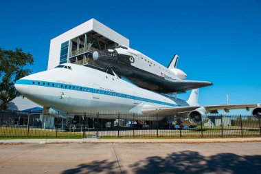 Uzay Mekiği, Houston, Teksas TX, ABD 'deki Johnson Uzay Merkezi' ndeki Independence Plaza 'da Boeing 747 Mekiği Uçak Gemisi' ne monte edildi.. 