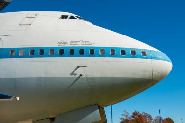 Uzay Mekiği, Houston, Teksas TX, ABD 'deki Johnson Uzay Merkezi' ndeki Independence Plaza 'da Boeing 747 Mekiği Uçak Gemisi' ne monte edildi.. 