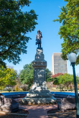 Teksas Eyalet Meclisi önünde gönüllü itfaiyeciler anıtı. Bu meclis binası Teksas hükümetinin merkezi Austin, Teksas TX, ABD.