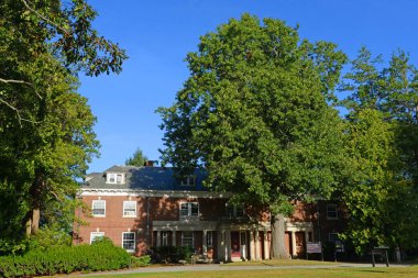 Concord, Massachusetts MA, ABD 'deki Minute Man Ulusal Tarih Parkı' nda Kuzey Köprüsü Ziyaretçi Merkezi. 