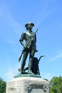 Concord, Massachusetts MA 'nın tarihi şehir merkezinde Minute Man Ulusal Tarihi Parkı' nda Kuzey Köprüsü 'ndeki Minute Man Heykeli, ABD. 