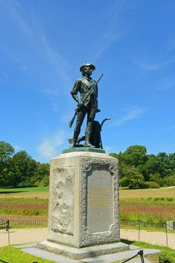 Concord, Massachusetts MA 'nın tarihi şehir merkezinde Minute Man Ulusal Tarihi Parkı' nda Kuzey Köprüsü 'ndeki Minute Man Heykeli, ABD. 