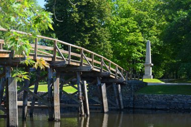 Minute Man Ulusal Tarih Parkı, Concord, Massachusetts MA, ABD 'deki Eski Kuzey Köprüsü ve Anıt Dikili Taşı.