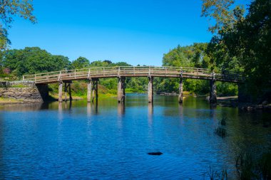 Minute Man Ulusal Tarih Parkı, Concord, Massachusetts MA, ABD 'deki Eski Kuzey Köprüsü ve Anıt Dikili Taşı.