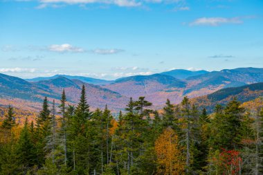 Pemigewasset, Kancamagus Geçidi 'ne dikkatle baktı White Mountain Ulusal Ormanı' ndaki Kancamagus Yolu 'nda sonbaharda, Lincoln Kasabası, New Hampshire NH, ABD.