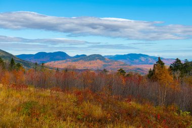 Graham Wangan Overlook, Kancamagus Geçidi 'nde White Mountain Ulusal Ormanı' ndaki Kancamagus Otobanı 'nda sonbaharda, Lincoln Kasabası, New Hampshire NH, ABD.