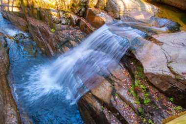 Şelale Şelaleleri, Kancamagus Karayolu 'nda sonbahar yaprakları ile White Mountain Ulusal Ormanı, Waterville Vadisi, New Hampshire NH, ABD. 
