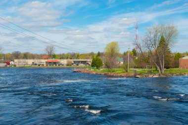 Raket Nehri ilkbaharda Potsdam 'ın tarihi şehir merkezinde, New York' un kuzeyinde, ABD 'de akar.. 
