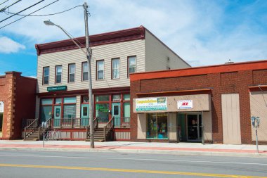Maple Caddesi 'nde Maple Caddesi' nde Potsdam, New York 'un kuzeyinde bulunan tarihi tuğla ticari binalar.. 