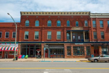 Tarihsel kumtaşı ve tuğla ticari binalar Market Caddesi 'nde Potsdam şehir merkezindeki ana caddede, New York, ABD' nin kuzeyinde.. 