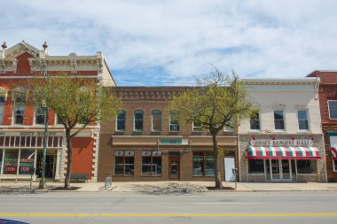 Tarihsel kumtaşı ve tuğla ticari binalar Market Caddesi 'nde Potsdam şehir merkezindeki ana caddede, New York, ABD' nin kuzeyinde.. 