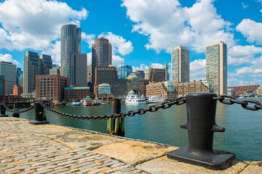 Boston Limanı manzarası, Gümrük Dairesi, Rowes Wharf ve modern Financial District silueti, Boston şehri, Massachusetts MA, ABD. 